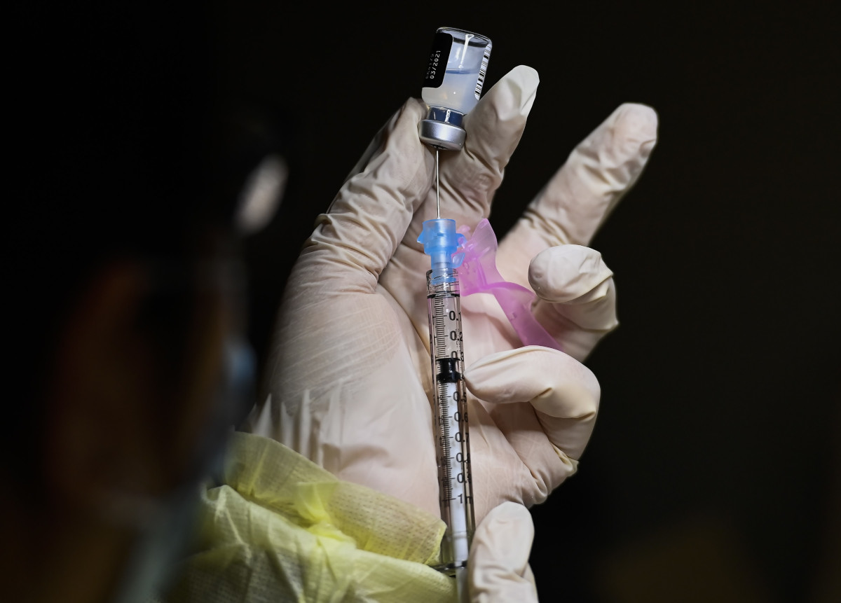 Ontario prioritizes health-care workers for second dose of COVID-19 vaccine